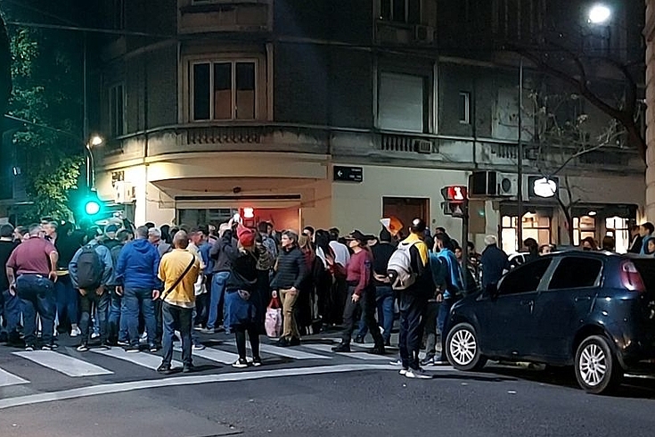 Menschenansammlung vor dem Wohnhaus von Cristina Fernández de Kirchner in Buenos Aires.
