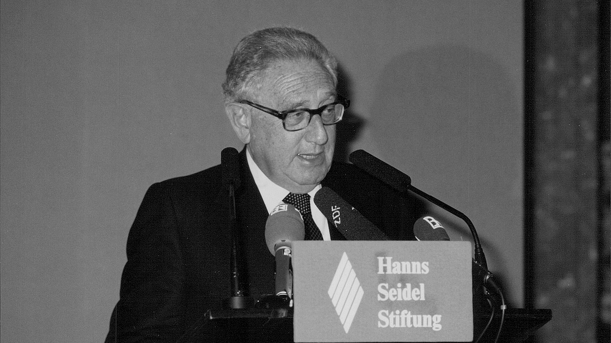 Henry Kissinger, Träger des ersten FJS-Preises der HSS, hält seine Dankesrede im Kaisersaal der Münchner Residenz, 1996.