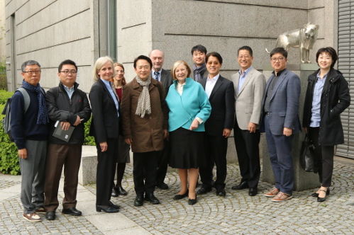 Teilnehmer der Delegation mit Ursula Münch, Kyung-Pil Nam und Ursula Männle (Mitte) befinden sich vor der Hanns-Seidel-Stiftung in München.