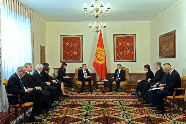 Ursula Männle und die Delegation von MdB Singhammer werden beim kirgisischen Präsidenten empfangen