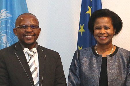Generalsekretär Sello Hatang und Mitglied des Vorstands, Dr. Mamphela Ramphele, von der Nelson Mandela Stiftung zeigen sich lächelnd 