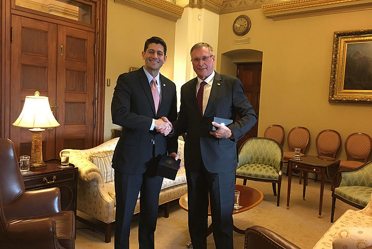 Paul Ryan und Singhammer schütteln sich lächelnd die Hand. 