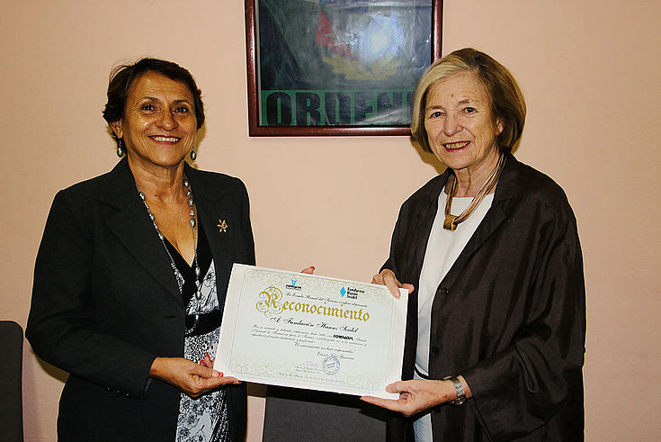 Ursula Männle hält zusammen mit Miriam Redón Fernández eine Urkunde. 