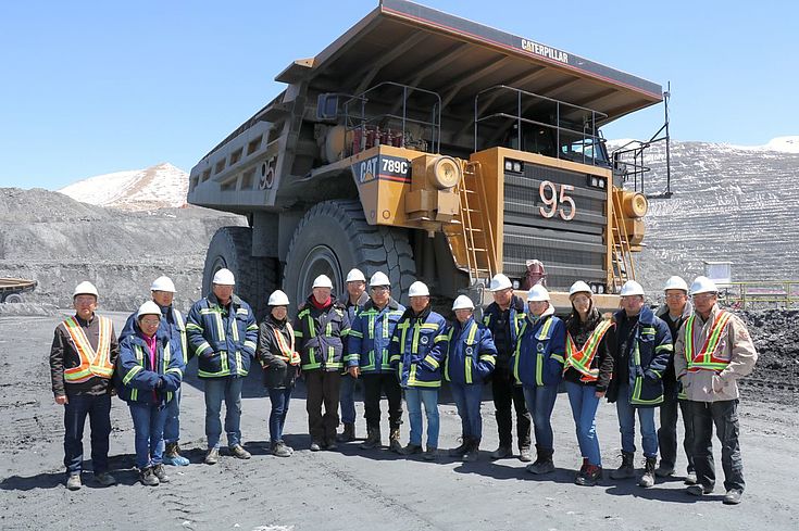 Während der Führung durch die Goldmine Kumtor erfahren Altstipendiaten des Projektes Kirgisistan auch etwas über die Mega-Minen-Laster, die bis zu 450 Tonnen Schutt transportieren können (Foto aus dem Jahr 2018).