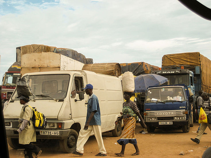 Straßenhandel in Togo mit Händlern und Käufern
