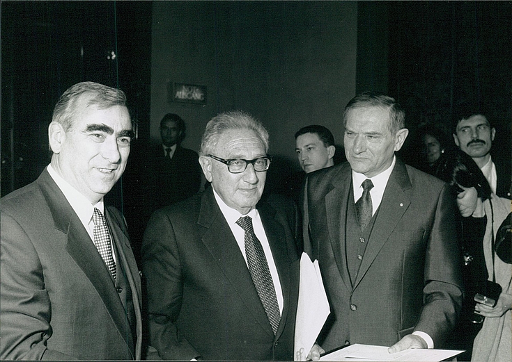Preisträger Henry Kissinger mit dem ehemaligen CSU-Vorsitzenden Theo Waigel (1988-1999) und dem ehemaligen HSS-Stiftungsvorsitzenden Alfred Bayer (1994-2004).