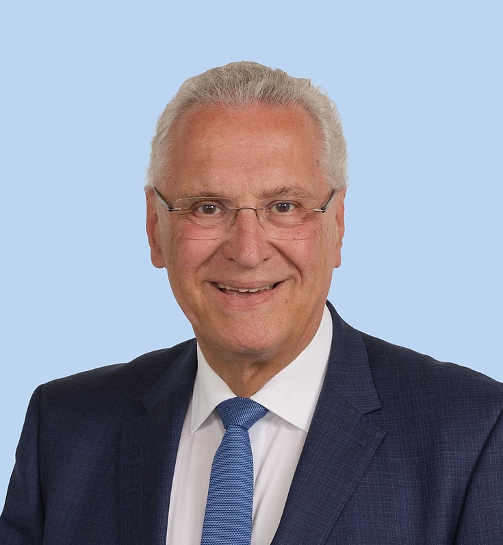 Joachim Herrmann ist seit 1994 Mitglied des Bayerischen Landtags und seit 2007 Bayerischer Innenminister. Heute ist Herrmann offiziell "Bayerischer Staatsminister des Innern, für Sport und Integration".