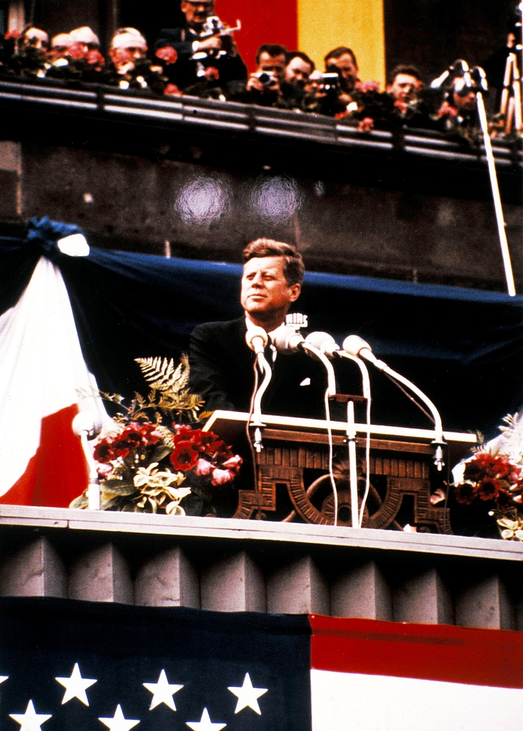 Am 26. Juni 1963, Berlin, Deutschland: Der US-Präsident John F. Kennedy steht vor dem Rathaus von Berlin-Schöneberg, wo er eine Botschaft der Hoffnung an die West-Berliner ausspricht. Die Rede ist bekannt für ihren berühmten Satz "Ich bin ein Berliner" und gilt als eine der besten von Kennedy, als ein bedeutender Teil des Kalten Krieges.