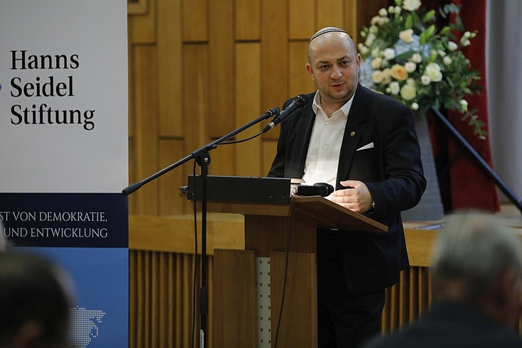 Silviu Vexler (Vorsitzender der jüdischen Gemeinde Rumänies, Abgeordneter im rumänischen Parlament) bei seiner Rede zu der Freundschaft mit der Gemeinde der deutschen Minderheiten in Temeswar