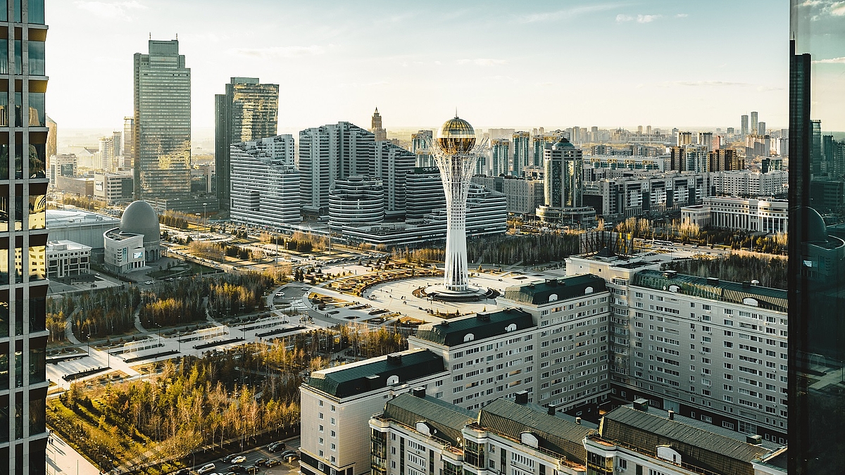 Der Bayterek Tower mit Ministerien in Astana, Kasachstan