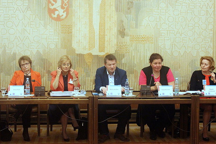 Ein Podium mit vier Damen und Herrn Kastler (HSS-Büro in Prag) in der Mitte