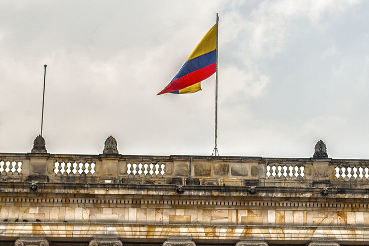 Teilansicht des Regierungssitzes in Kolumbien mit Flagge