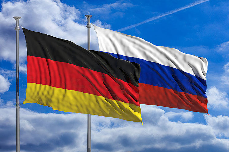 Deutschland und Russlandflaggen wehen im Winde