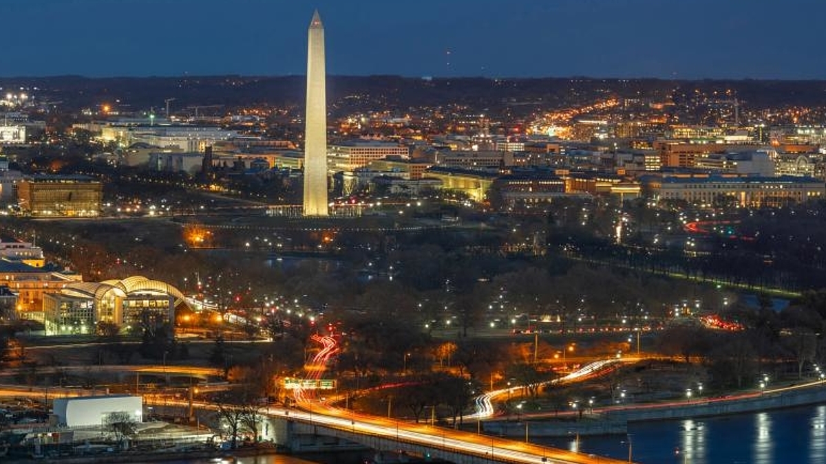 Bild des nächtlichen Washington. Lincoln Memorial, Washington Memorial und US-Kongressgebäude in einer Linie.