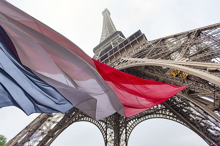 Der Eifelturm mit einer französischen Flagge