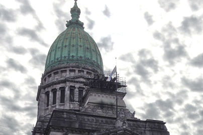 Die Kuppel des Regierungspalastes mit einem Himmel voller dunkler Wolken