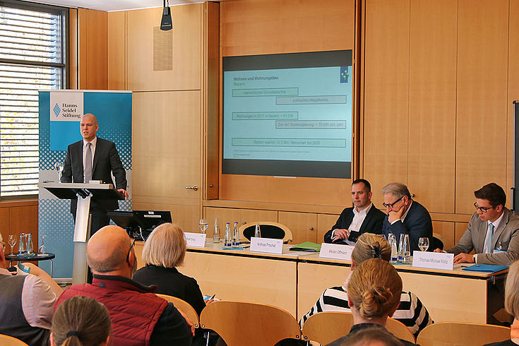 Stadtrat Marian Offman, Ralf Sorg, Immobilienverband IVD Süd, und Andreas Pritschet, Vorstand VdW Bayern (Vortragender), diskutierten rege mit den Teilnehmern. 
