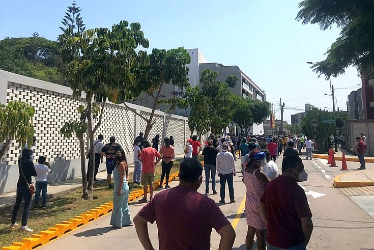 Am Wahltag warteten die Peruaner in langen Schlangen vor den Wahllokalen.