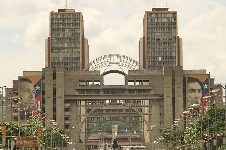 Das Regierungsviertel in Caracas mit dem Gebäude der Wahlbehörde CNE im Hintergrund rechts