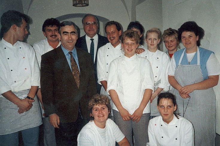 Helmut Kohl und Theo Waigel mit dem Küchenpersonal der Bildungsstätte Kloster Banz