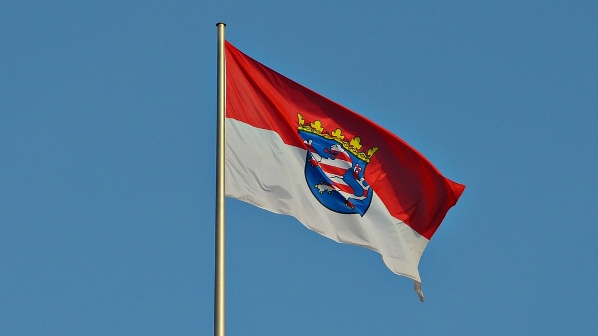 Die Flagge des Bundeslandes Hessen, rot-weiß, rot-weißer Löwe auf blauem Hintergrund mit Königskrobe auf dem Wappen