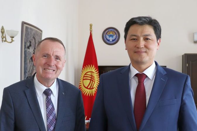  Ulukbek Maripov, Vorsitzender des kirgisischen Ministerkabinetts im Interview mit Dr. Max Meier, Repräsentant der HSS in Zentralasien.