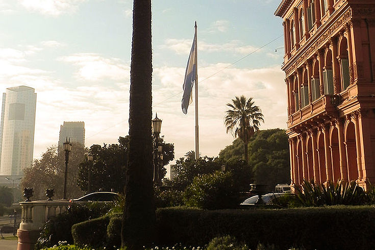 Die Casa Rosada (Regierungsgebäude) von der Seite gesehen mit dem Vorplatz und einer Palme