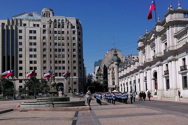  Nach dem Verfassungsreferendum wird ein neuer Sozialpakt für Chile entworfen: Im April 2021 werden die Chilenen die Delegierten bestimmen, die dann die neue Verfassung vorbereiten werden. Danach werden die Bürger wiederum in einem Referendum über den Entwurf  entscheiden. 