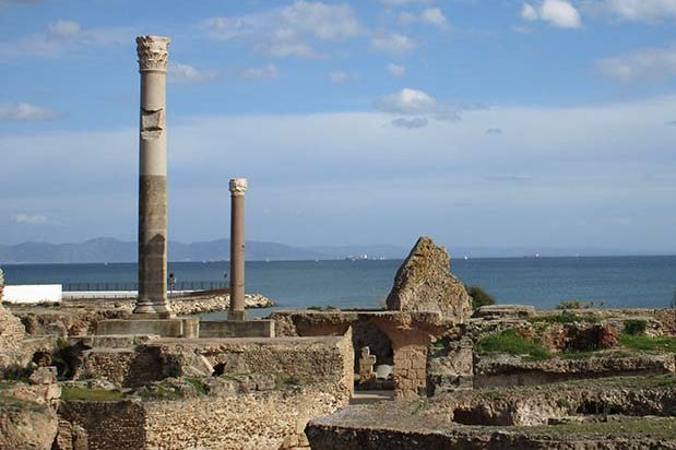 Die Ruinen der Antoninus-Thermen in Karthago mit einer bemerkenswerten 15-Meter hohen Säule und im Hintergrund das Meer