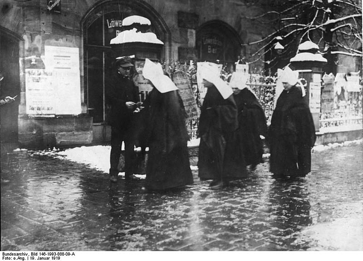 Deutsche Nationalversammlung: Barmherzige Schwestern vor einem Wahllokal im Jahr 1919.