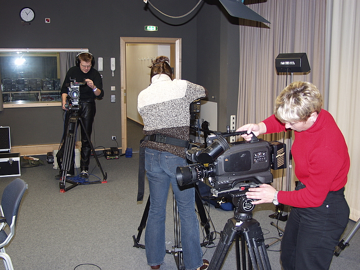 Für Rhetorikseminare wird bereits in den 1980er-Jahren ein Studio installiert, 1989 ein Film- und Tonstudio (Medienzentrum) für die Ausbildung des journalistischen Nachwuchses eingerichtet.  