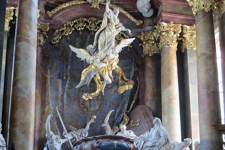 Maria wird in den Himmel entrückt: Altarbauer Egid Quirin Asam ist berühmt für seine opulenten Darstellungen von Szenen aus der Bibel und der Kirchengeschichte.