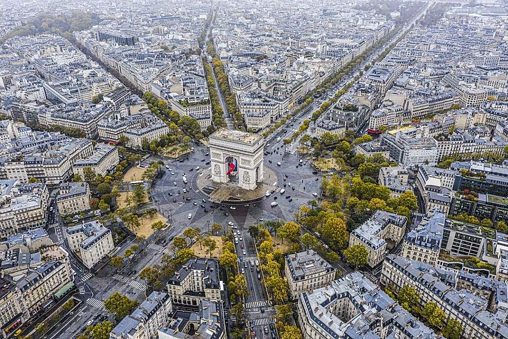 Der Triumphbogen in Paris von oben. Sechs große Straßen führen sternförmig von ihm weg.