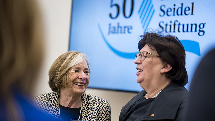 Vorsitzende der Hanns-Seidel-Stiftung Ursula Männle mit Barbara Lanzinger, MdB