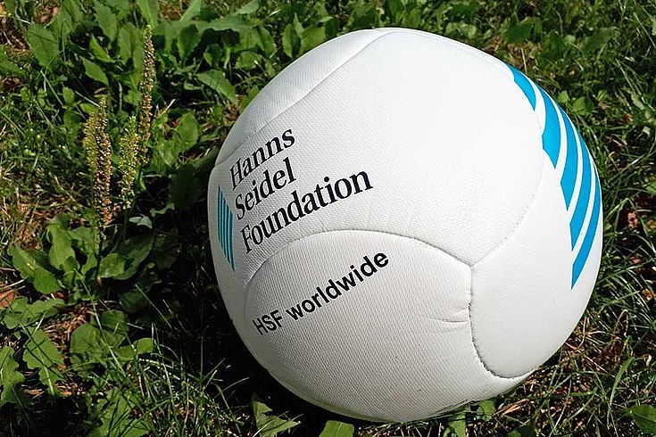 Ein Fußball mit dem Aufdruck: Hanns-Seidel-Stiftung