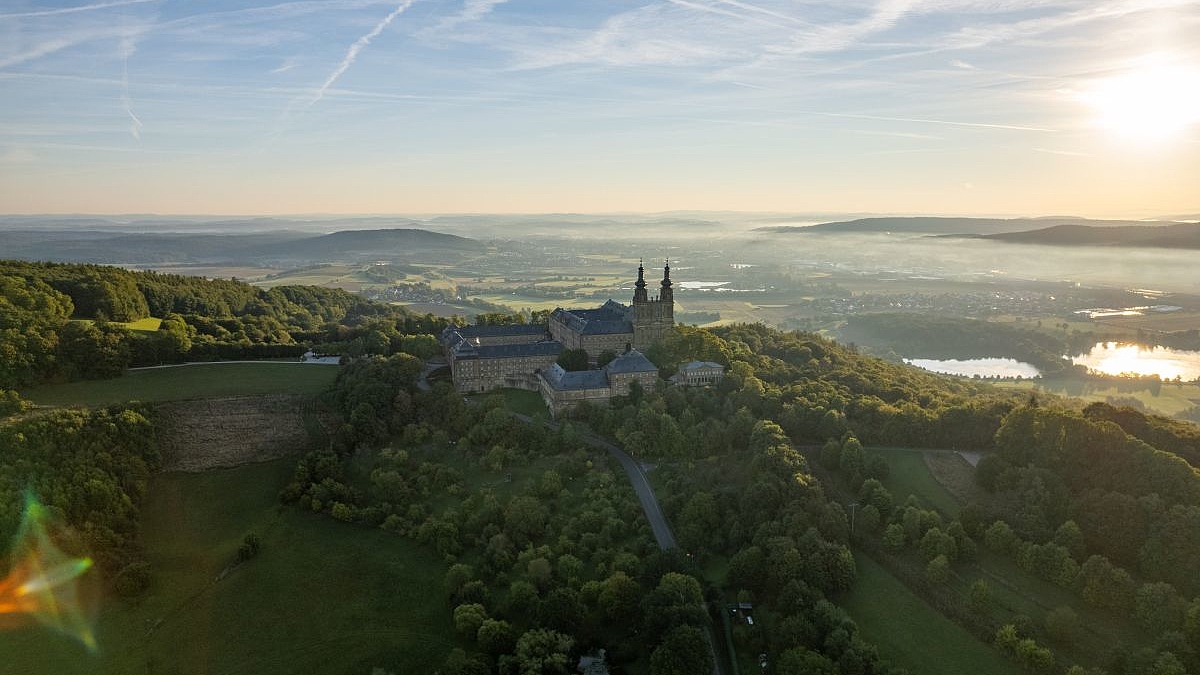 Das Bildungszentrum Kloster Banz der Hanns-Seidel-Stiftung vermittelt seit 40 Jahren Bildung in historischer Atmosphäre über dem Maintal.