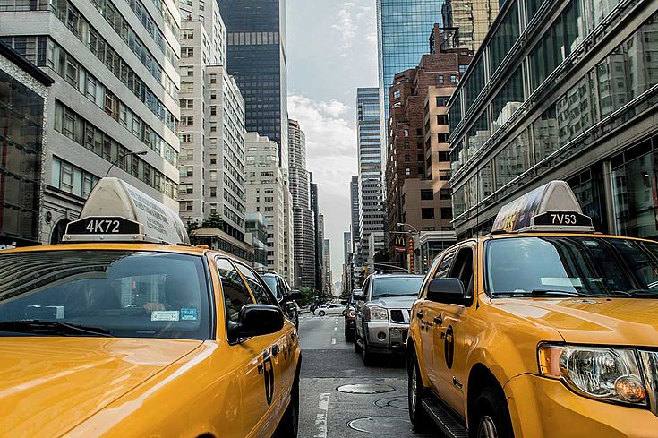 Taxis in der New Yorker Innenstadt. Stadtleben und Alltag der Großstadt.
