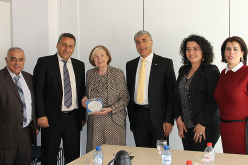 Gruppenfoto der Delegationsteilnehmer von der Arab American University Jenin mit Ursula Männle in der Mitte