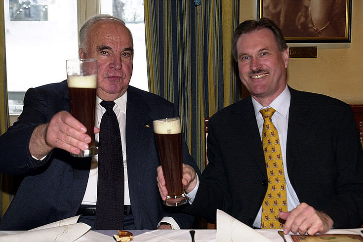 Singhammer und Helmut Kohl stoßen mit Weißbier an. 