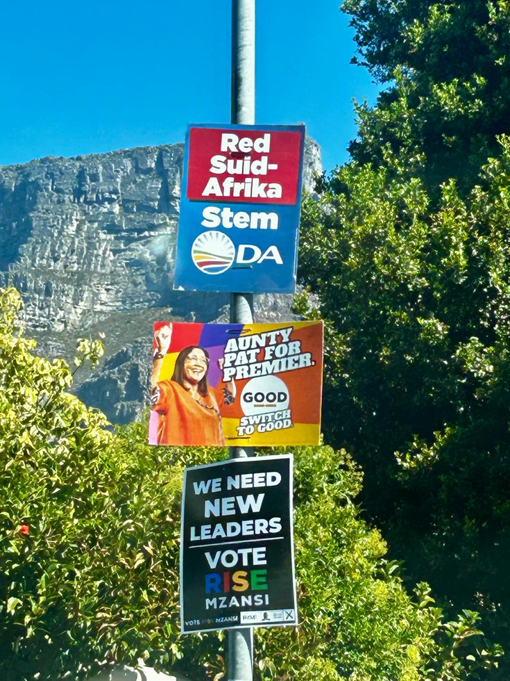 Laternenmast mit angehefteten Wahlplakaten