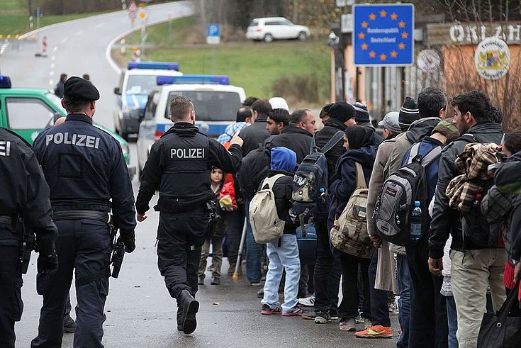 Flüchtlinge an der Bayerischen Grenze. Polizisten.
