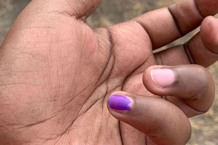 Als Bestätigung bei der Wahl gewesen zu sein, taucht der Wähler einen Finger in Tinte.