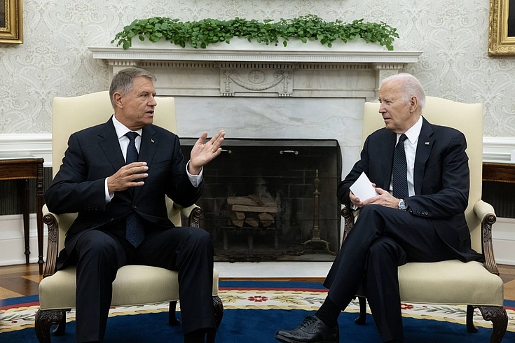 Links der rumänische Präsident Klaus Iohannis, rechts US-Präsident Biden