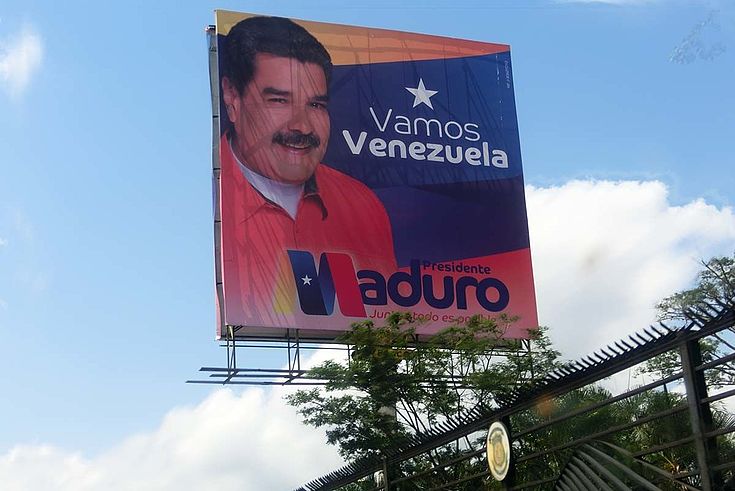 Wahlplakat von Maduro, das hoch über einer Straße prangt. Aufschrift: Vamos Venezuela (Auf geht´s Venezuela)