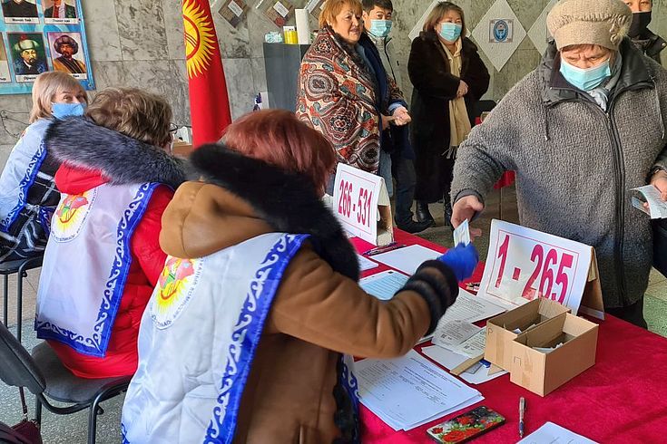 Bereits seit einigen Jahren sind die Wähler in Kirgisistan biometrisch erfasst. Beim Betreten der Wahllokale werden sie über ihre Fingerabdrücke identifiziert.