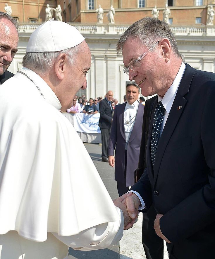 Papst Franziskus begrüßt Singhammer auf dem Petersplatz in Rom.