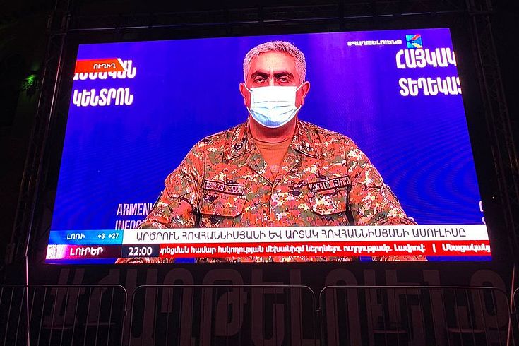 Militär mit Schutzmaske im armenischen Fernsehen