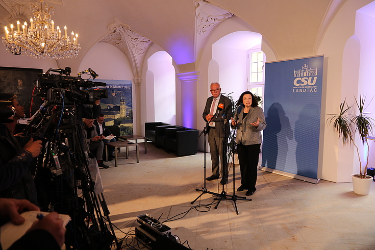 Klausurtagung der CSU-Fraktion: Der Vorsitzende Thomas Kreuzer mit der Vorsitzenden der Bundesagentur für Arbeit Andrea Nahles bei der Pressekonferenz.