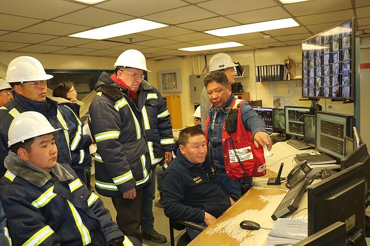 Kirgisische Altstipendiaten erhalten Einblick in den vollautomatisierten Produktionsprozess der Goldmine Kumtor (Foto aus dem Jahr 2018).