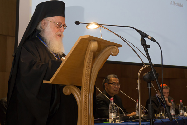 Der orthodoxe Erzbischof Anastasios Yannoulatos begrüßte die Teilnehmer in Tirana